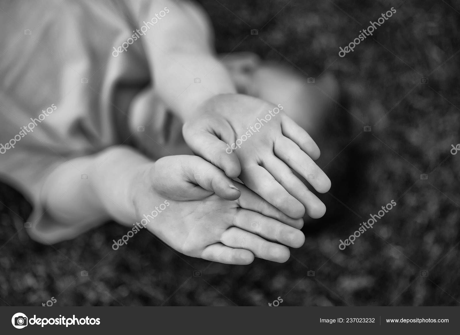 Bebe Garcon Heureux Aux Cheveux Roux Sur L Herbe Image Libre De Droit Par Tverdohlib Com C
