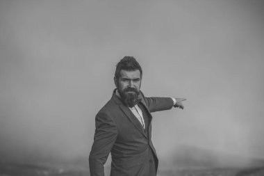 Yüz puan parmak yönü ile gülümseyen adam.