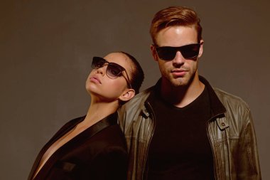 En iyi ilişki. Dostluk ilişkileri. Moda trendy güneş gözlüğü modellerinde. İki aşık. Çift erkek ve kadın moda gözlük takıyor. İlişkileri seviyorum. Dostluk günü. En yakın arkadaşlarım