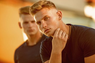 Vücudunuzun tüm iyi bit gösteriş. Fit vücut ile moda ikizler. İkizler kas bakışla çifti. İyi fiziksel kas adam. Atletik erkek açık. Rahat moda stil yakışıklı ikizler