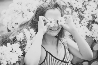 Papatya gülümsemeyle güzel mutlu genç kız