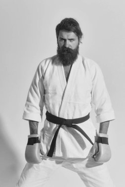 ciddi karate erkek kimono ve boks eldivenleri sakallı