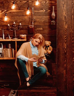 Kitap ihtiyacı var. Kadın öğrenci okuma, okuma keyfini çıkarın. Güzel kadın bir kitap okuyun. Öğrenci kitaptan bilgi almak. Bilgi ve okuduğunu anlama okuma-yazma anahtarları