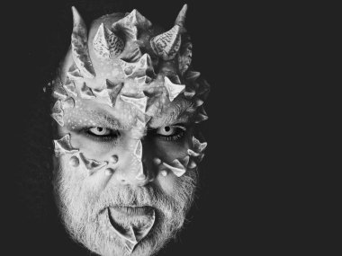 adam ya da dikenler yüzünde sakal ve siyah arka plan, kopya alanı gözünde lens ile yabancı olarak fütüristik makyaj ile canavar