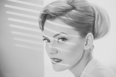 Işık ve gölge yüzünde şeritler ile kız.