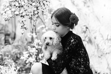 kaniş köpek evde beslenen hayvan Garden'da ile sıradan bir İspanyol kadın