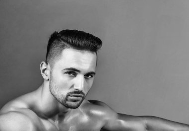 Yakışıklı adam veya kas maço