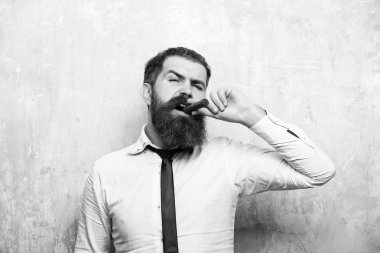 adam ciddi bir yüz yasaktır puro üzerinde