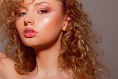 Yüz ve dudak makyaj ile kapak kızı. Ne ben telafi ediyorum