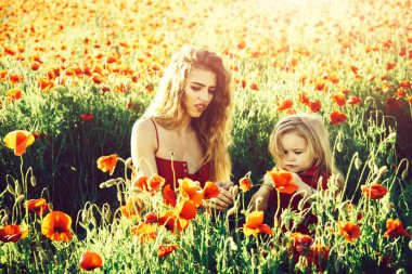 Çocuk, küçük çocuk anne veya kardeş haşhaş alanındaki