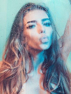 kaplıca tedavisi ve güzellik. Plastik levha elinde tutan güzel kadın salonuyla Spa.
