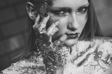 Kadın fantastik makyaj, yaratıcı vücut sanatı ile