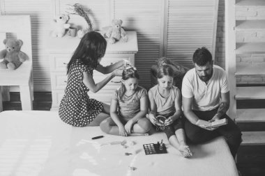 Baba sakallı okur, annem saç modeli yapar, kızlar makyaj yapmak