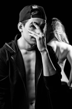 geri zarif gösterilen çıplak seksi kız ve genç utangaç adam