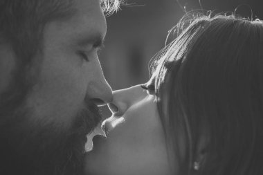 Kadın ve sakallı adam Kapalı gözlerle öpücük