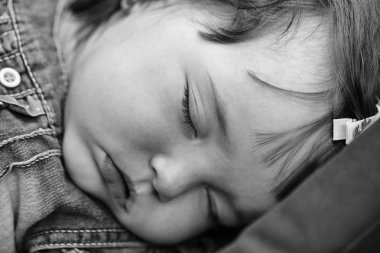 Sevimli uyuyan bebek kız