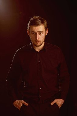 Şık ve rahat. Moda olan adam. Moda giyim şık yakışıklı adam. Beyaz genç adam. Moda modeli