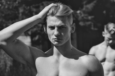 İki genç erkek ikiz