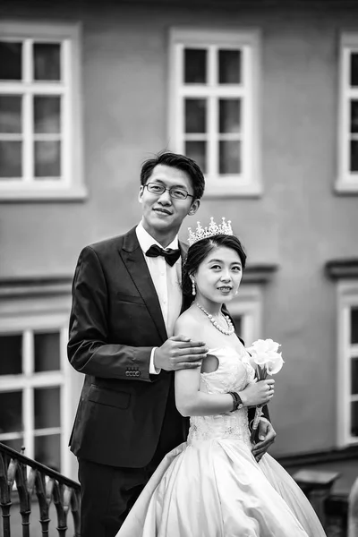 中国のかわいい若い新婚夫婦 — ストック写真