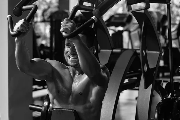 Musculoso hombre entrenamiento en gimnasio — Foto de Stock