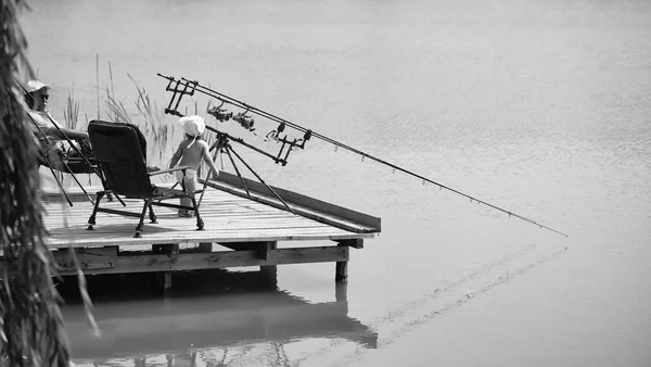 El abuelo pesca con su nieto — Foto de Stock