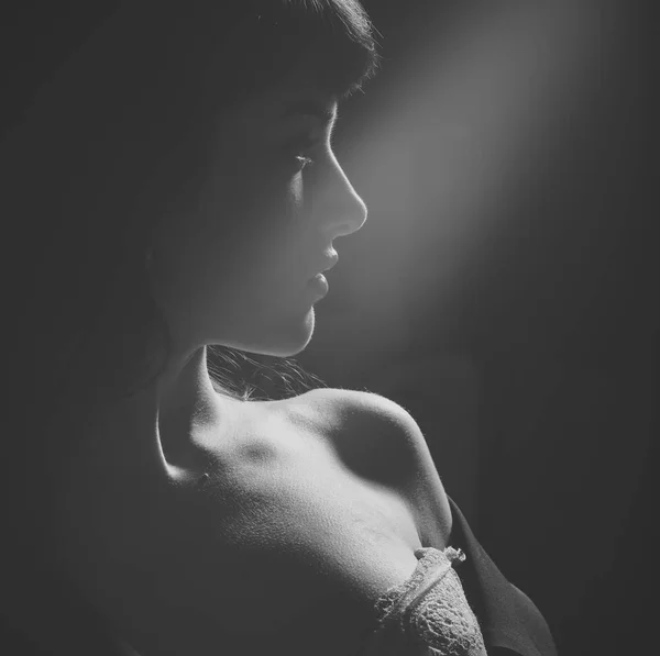 Сексуальная женщина с полными губами и грудью в кружевном лифчике . — стоковое фото