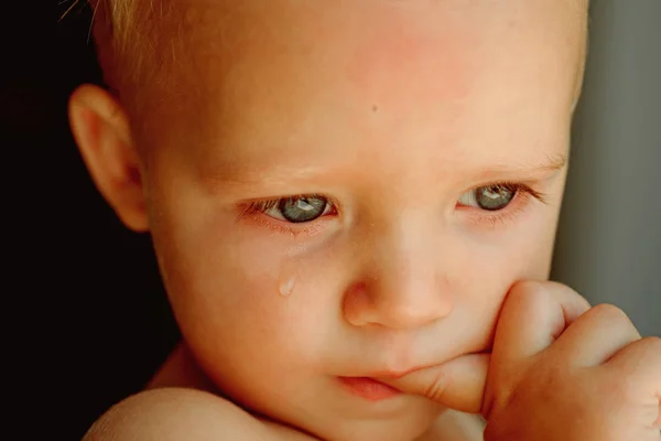 Ő is sírni csecsemő. Baba, a könny legördül az arcát. Kis baba sír. Kis fiú gyermek szomorú arccal. Egy kicsit sírós — Stock Fotó
