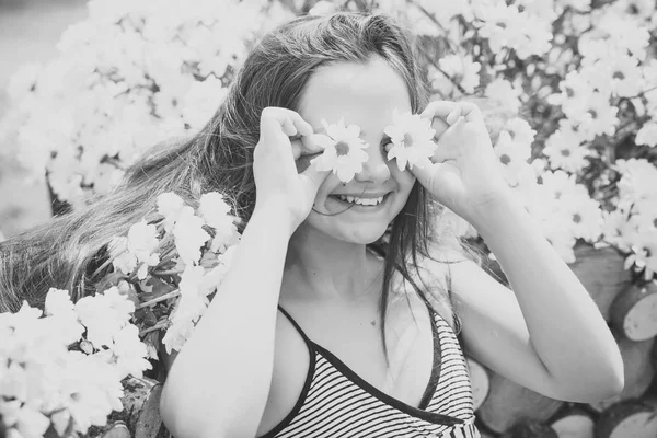 Красива щаслива молода дівчина посміхається з ромашкою — стокове фото