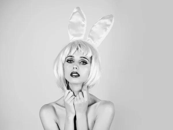 Chica con pelo artificial brillante y orejas de conejo . —  Fotos de Stock