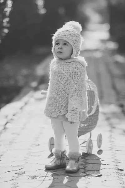 Bambino in maglia vestiti che giocano all'aperto — Foto Stock