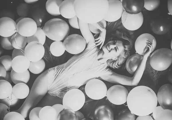 Retro vrouw met partij ballonnen, feest. — Stockfoto