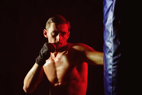 Conceito de força. O esportista desenvolve força muscular chutando o saco de perfuração. Homem boxeador fazer exercício de força. Encontre a sua força — Fotografia de Stock