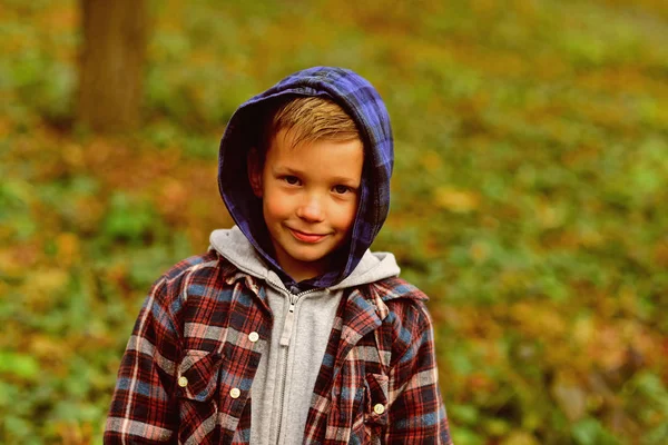 Mi godo gli anni dell'infanzia. Piccolo ragazzo giocare giochi d'infanzia all'aperto. Bambino piccolo sul paesaggio naturale. Un bel ragazzo all'aria aperta. L'infanzia è una stagione breve — Foto Stock