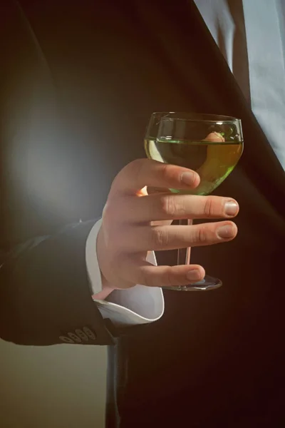 Chears. Por nosotros. moda masculina formal. Boda. Novia novio en marido con vidrio. exitosa reunión de negocios. Trato hecho. El hombre bebe vino. vino degustante — Foto de Stock