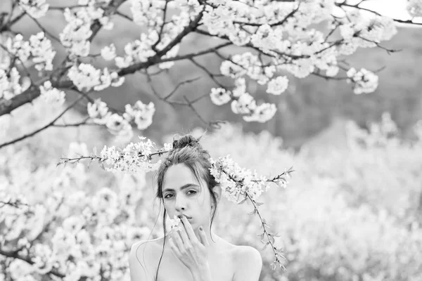 Mujer en primavera o verano jardín naturaleza — Foto de Stock