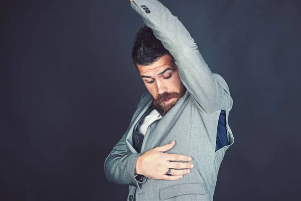 Hipster avec barbe avec trou déchiré sur la couture. Modèle de mode porter petite taille. L'homme barbu regarde le manteau déchiré avec surprise. Contrefaçon et faux vêtements. Concept de mauvaise qualité — Photo