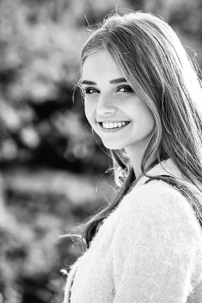 Pretty girl smiles outdoors — Stock Photo, Image