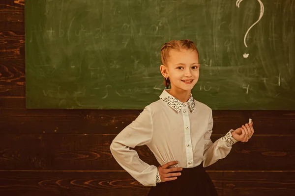 Рішення. проблемне рішення в школі. усміхнена дівчинка написала знак питання як символ вирішення. дівчина має проблеми з рішенням. робота над деякими концепціями . — стокове фото