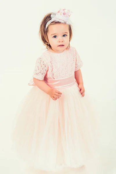 Una niña bonita vestida de rosa. Princesa pequeña. moda infantil y belleza. Feliz cumpleaños. Fiesta de año nuevo. Niña pequeña. Navidad. feliz infancia de niña. Compras para niños — Foto de Stock