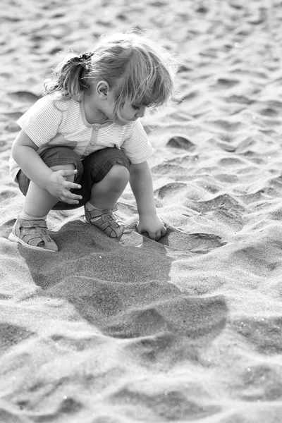 Schattige babyjongen spelen met zand — Stockfoto