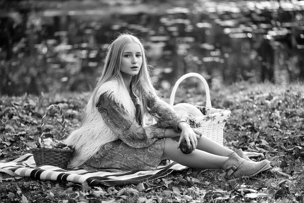 Fiatal lány a piknik — Stock Fotó