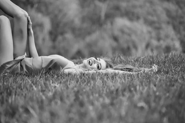 Donna sdraiata sull'erba verde — Foto Stock
