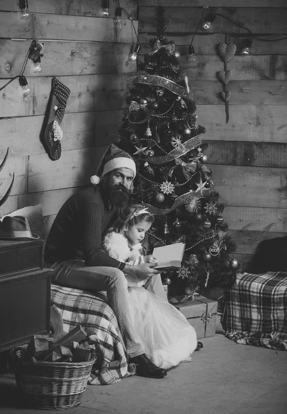 Weihnachten glücklicher Mann und kleines Mädchen Kind lesen Buch — Stockfoto