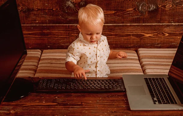 Boy programación en el ordenador con múltiples monitores y ordenador portátil en el escritorio. Desarrollo de tecnologías de programación y codificación — Foto de Stock