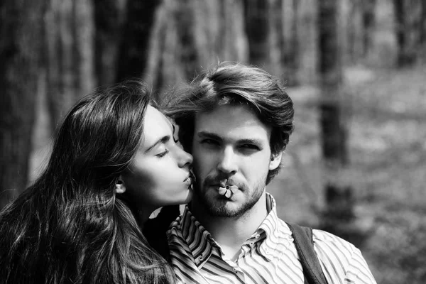 Para zakochanych, Sexy dziewczyna całuje przystojny mężczyzna na policzku — Zdjęcie stockowe