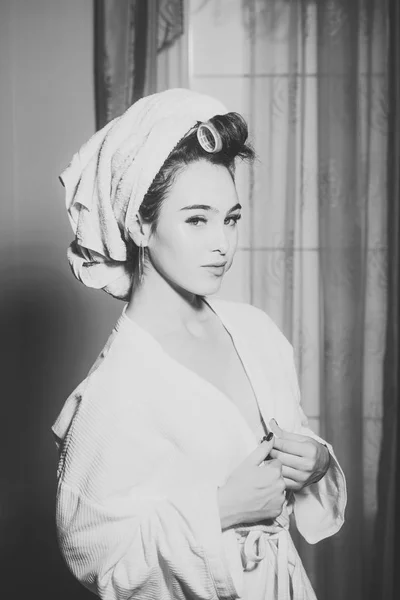 Κορίτσι με πετσέτα στο κεφάλι με γυμνό το στήθος. — Φωτογραφία Αρχείου