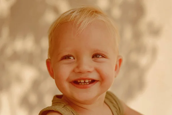 Mantenerse saludable. Sonrisa de niño. Bebé niño disfrutar de la infancia feliz. Pequeño bebé feliz sonriendo. Cuidado de la salud para un niño feliz. La salud es verdadera belleza —  Fotos de Stock