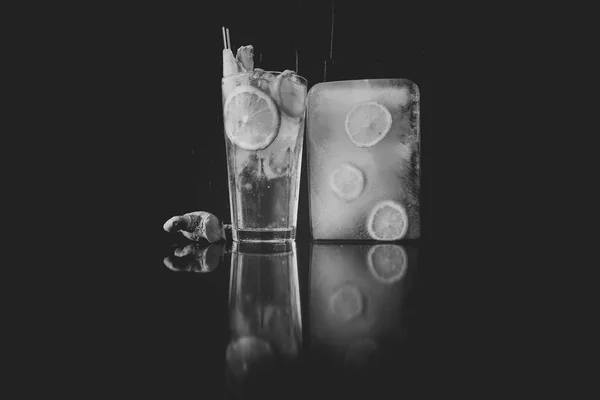 Alkoholisches Getränk mit Limettenfrüchten, Limonade. — Stockfoto