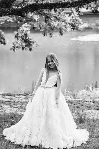 Menina pequena em vestido branco ao ar livre — Fotografia de Stock