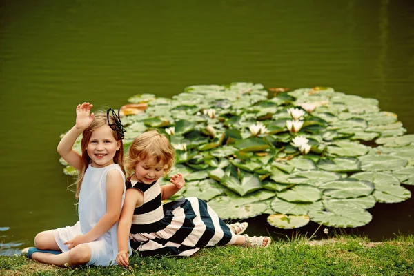 Gyermekek boldog mosoly zöld tó táj — Stock Fotó